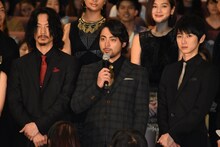 山田孝之（中央）