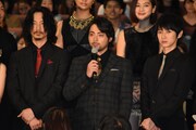 山田孝之(中央)
