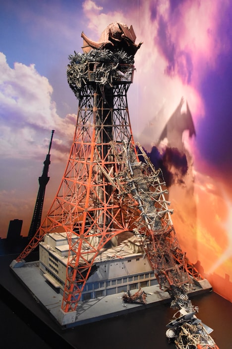 東京タワーで営巣するギャオス。