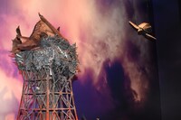 ギャオスに迫りくるガメラ。