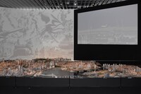 永井豪による「魔王ダンテ」、押井守監修「東京スキャナー」の映像とともに展開する1/1000スケールの都市のジオラマ。(c)1972-2016 Go Nagai/Dynamic Production All Rights Reserved.