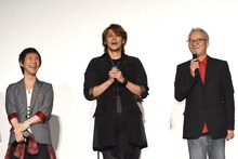 大塚芳忠（右）が話し出すと、思わず歓声を上げてしまう宮野真守（中央）。