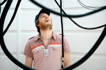 「月に囚われた男」撮影現場でのダンカン・ジョーンズ。