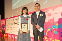 審査員特別賞を受賞した「溶ける」監督の井樫彩（左）。