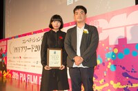 審査員特別賞を受賞した「また一緒に寝ようね」監督の首藤凜（左）。