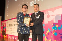 ジェムストーン賞（日活賞）を受賞した「花に嵐」監督の岩切一空（左）。