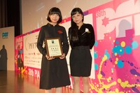 映画ファン賞（ぴあ映画生活賞）を受賞した「また一緒に寝ようね」監督の首藤凜（左）。