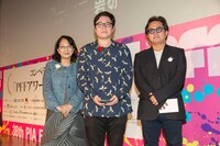 日本映画ペンクラブ賞を受賞した「花に嵐」監督の岩切一空（中）。