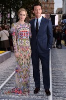 左からエミリー・ブラント、ルーク・エヴァンス。