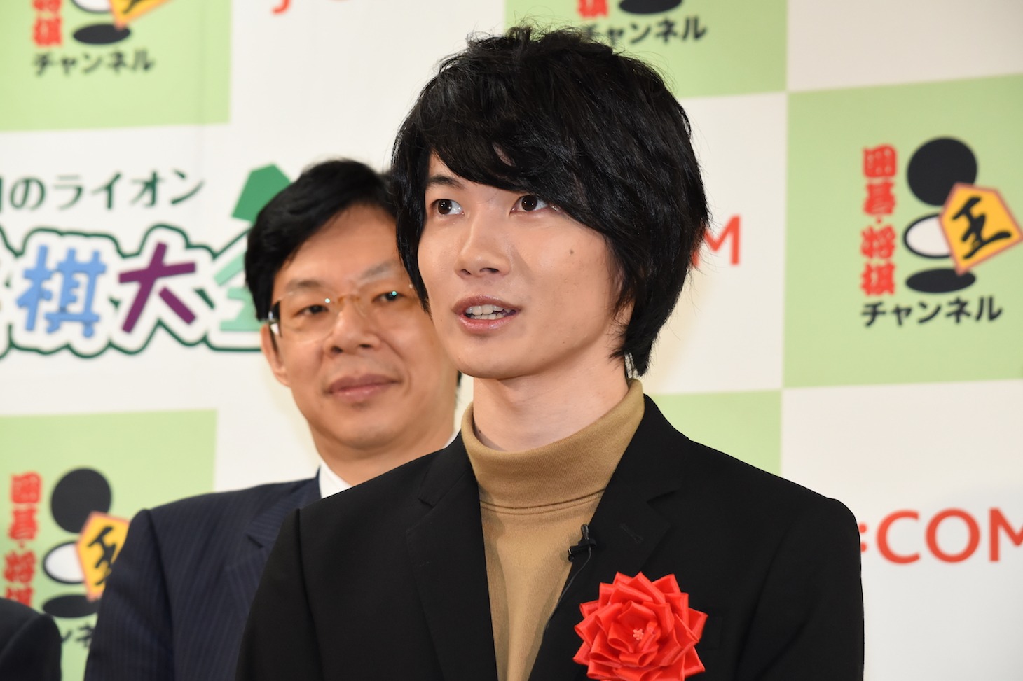 神木隆之介。後ろが日本将棋連盟会長・谷川浩司九段。