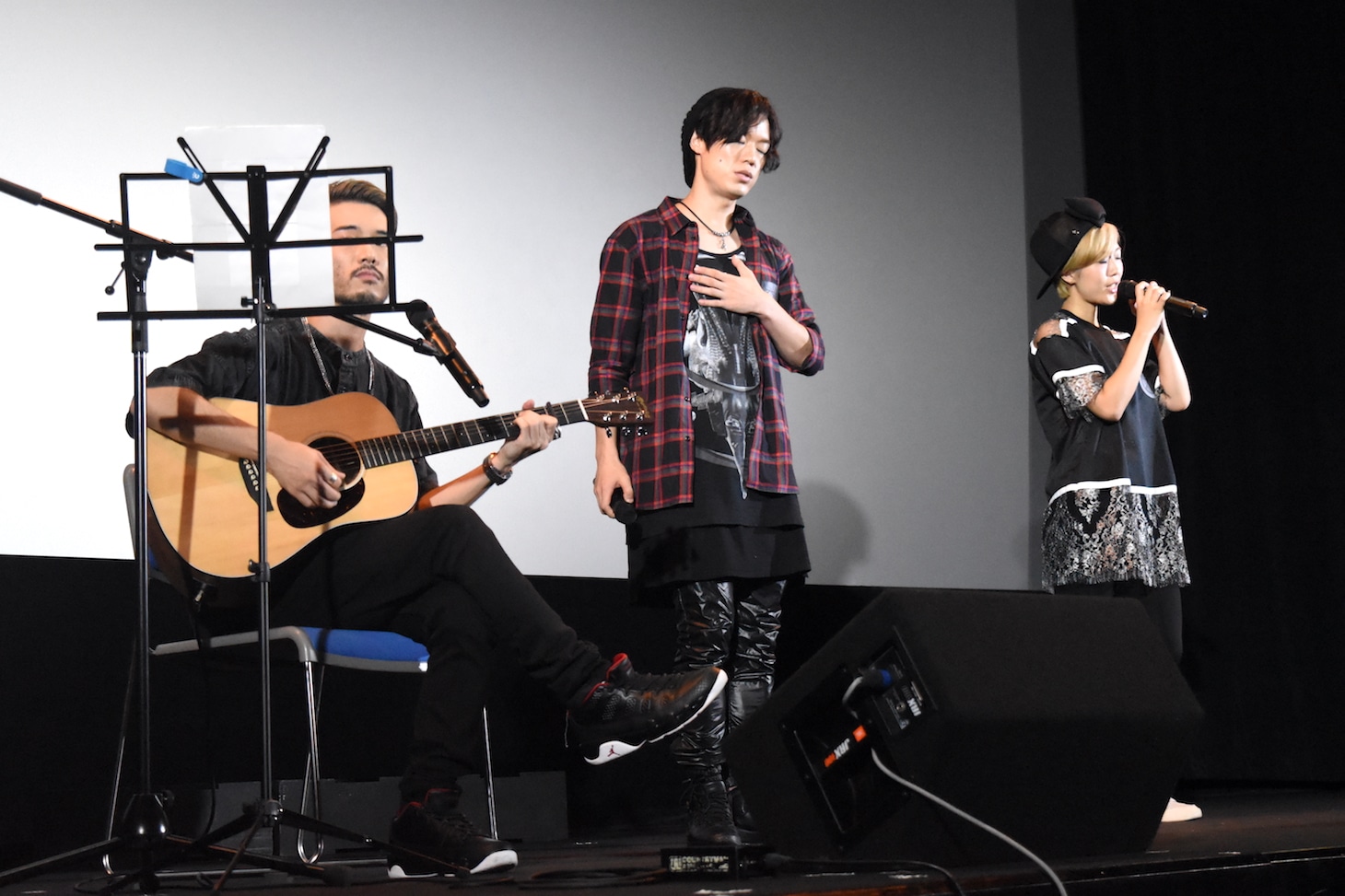 「咲かないで～泣き虫ピエロの結婚式 Ver.」を披露するWHITE JAM。