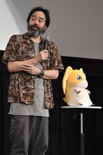左から監督の元永慶太郎、パタモン。