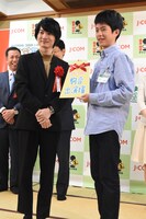 左から神木隆之介、大会優勝者の伊藤誠悟さん。
