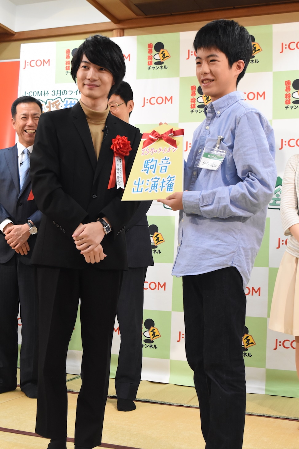 左から神木隆之介、大会優勝者の伊藤誠悟氏。