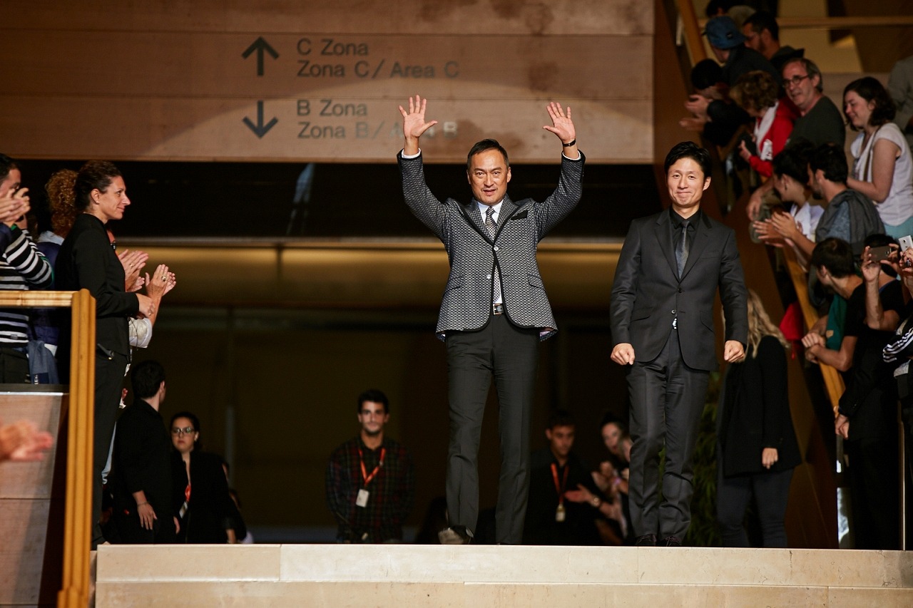 第64回サンセバスチャン国際映画祭より、上映後の会場に向かって挨拶する渡辺謙（左）と李相日（右）。