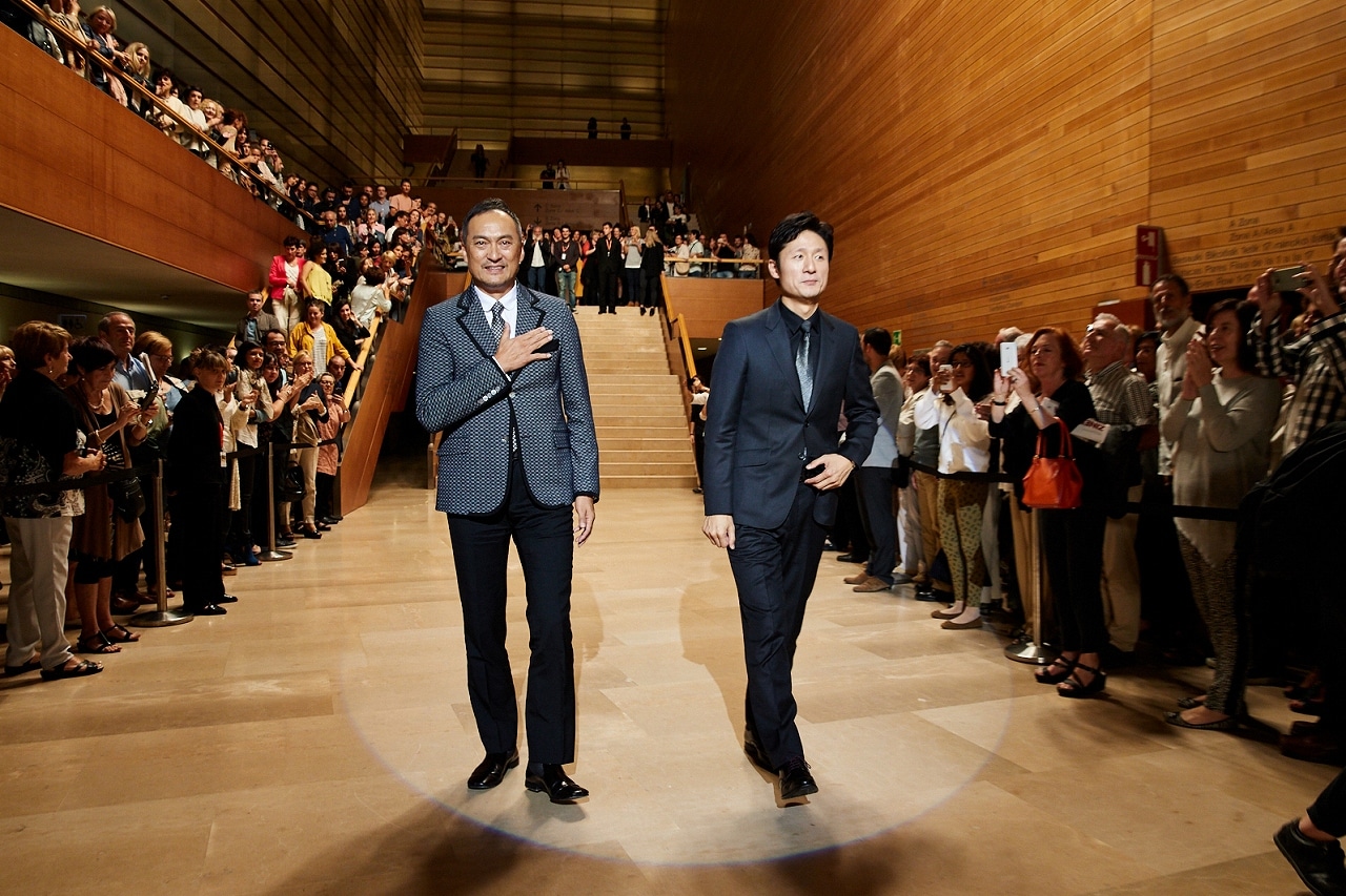 第64回サンセバスチャン国際映画祭より、上映会場を後にする渡辺謙（左）と李相日（右）。