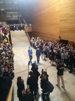 第64回サンセバスチャン国際映画祭より、上映会場を後にする渡辺謙（左）と李相日（右）。