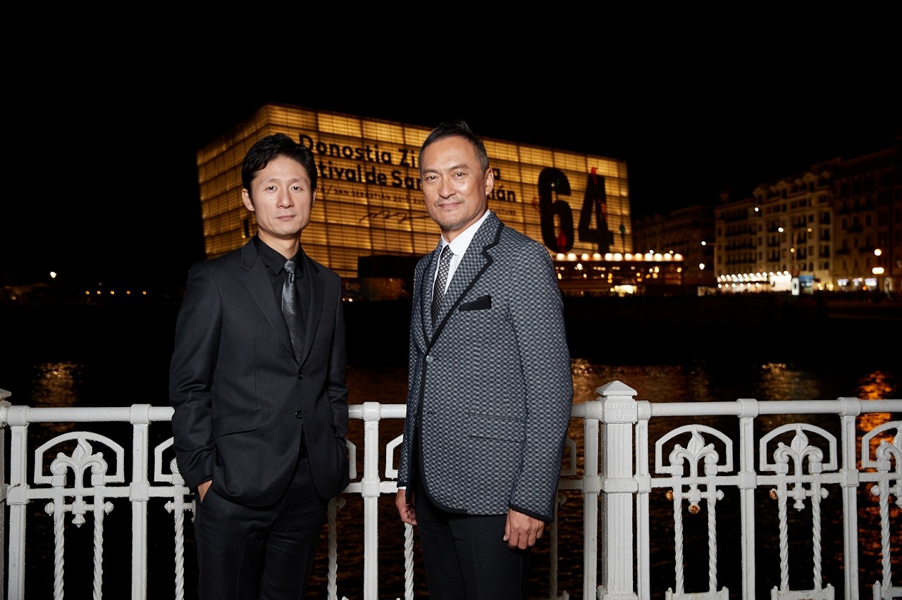 第64回サンセバスチャン国際映画祭より、李相日（左）と渡辺謙（右）。