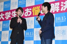 左から佐藤健、朝井リョウ。