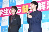 左から佐藤健、朝井リョウ。