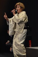 「なにもの～!?」と叫びながら登場したIKKO。