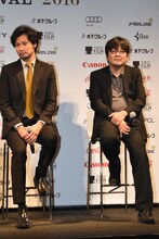 左から青木崇高、細田守。