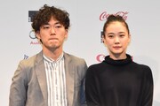 左から松居大悟、蒼井優。