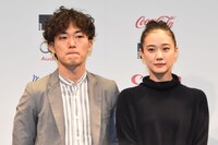 左から松居大悟、蒼井優。