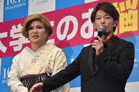 左からIKKO、佐藤健。