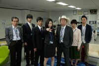 「警視庁 ナシゴレン課」のキャスト陣。左から越村公一、中山麻聖、勝村政信、島崎遥香、古田新太、猫背椿、波岡一喜。