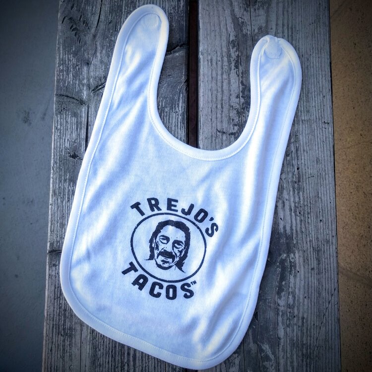 ダニー・トレホのタコス店に新グッズ続々、よだれかけやマグカップなど