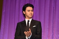 東方仗助役の山崎賢人。