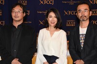 左から深田晃司、筒井真理子、古舘寛治。
