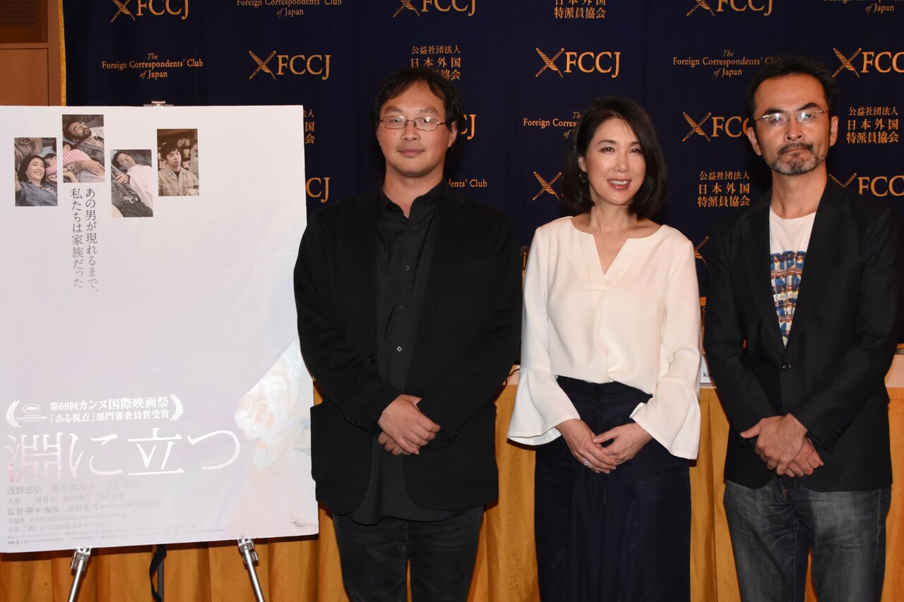 左から深田晃司、筒井真理子、古舘寛治。