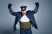 犬飼善蔵に扮する加治将樹。