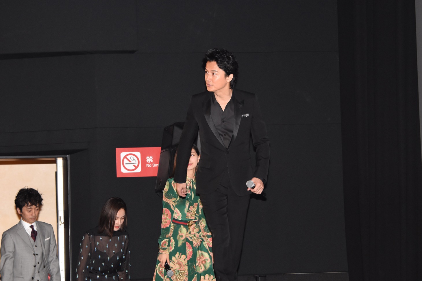 「SCOOP!」初日舞台挨拶の様子。