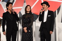 左から福山雅治、吉田羊、リリー・フランキー。