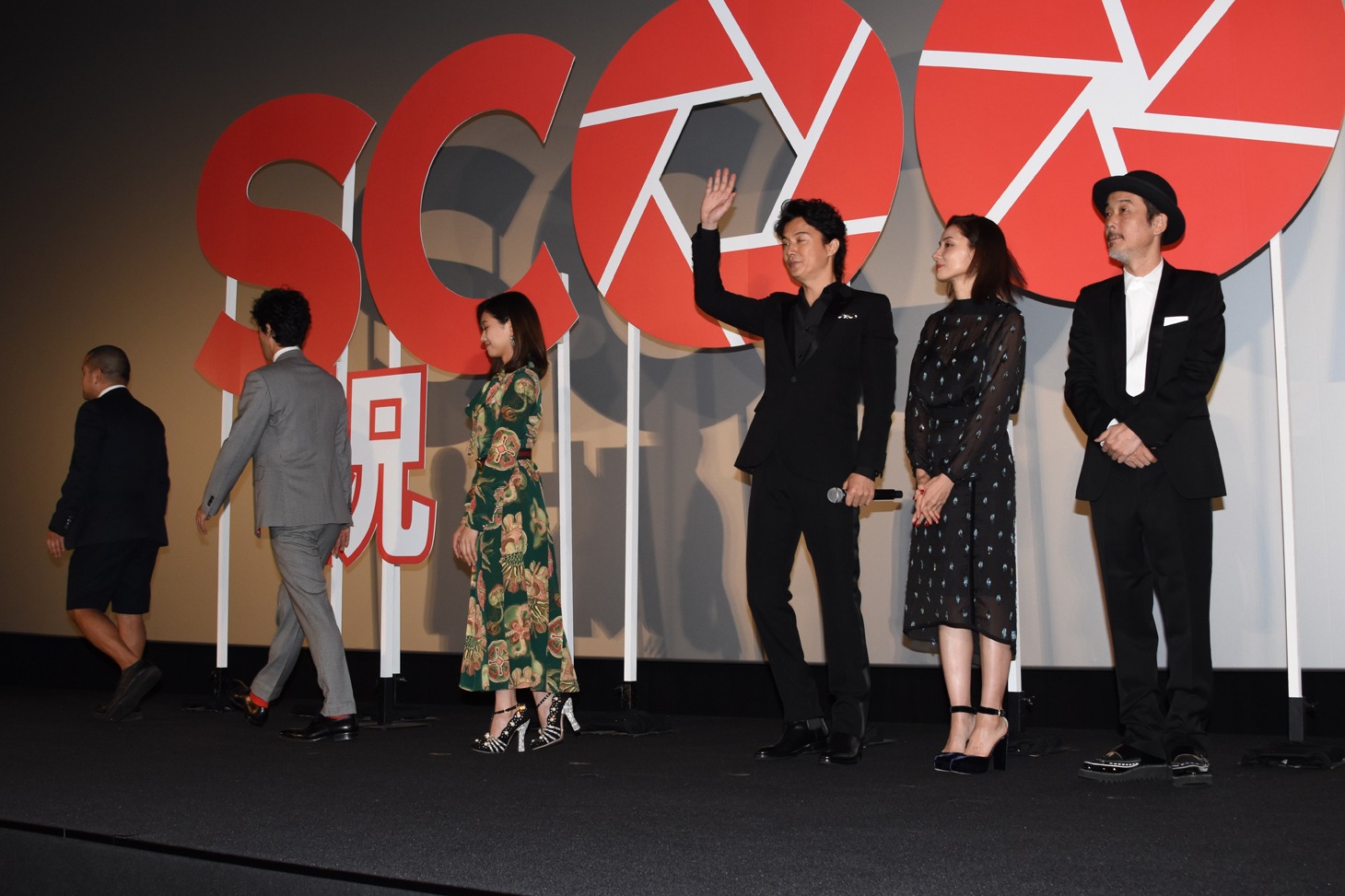 「SCOOP!」初日舞台挨拶の様子。