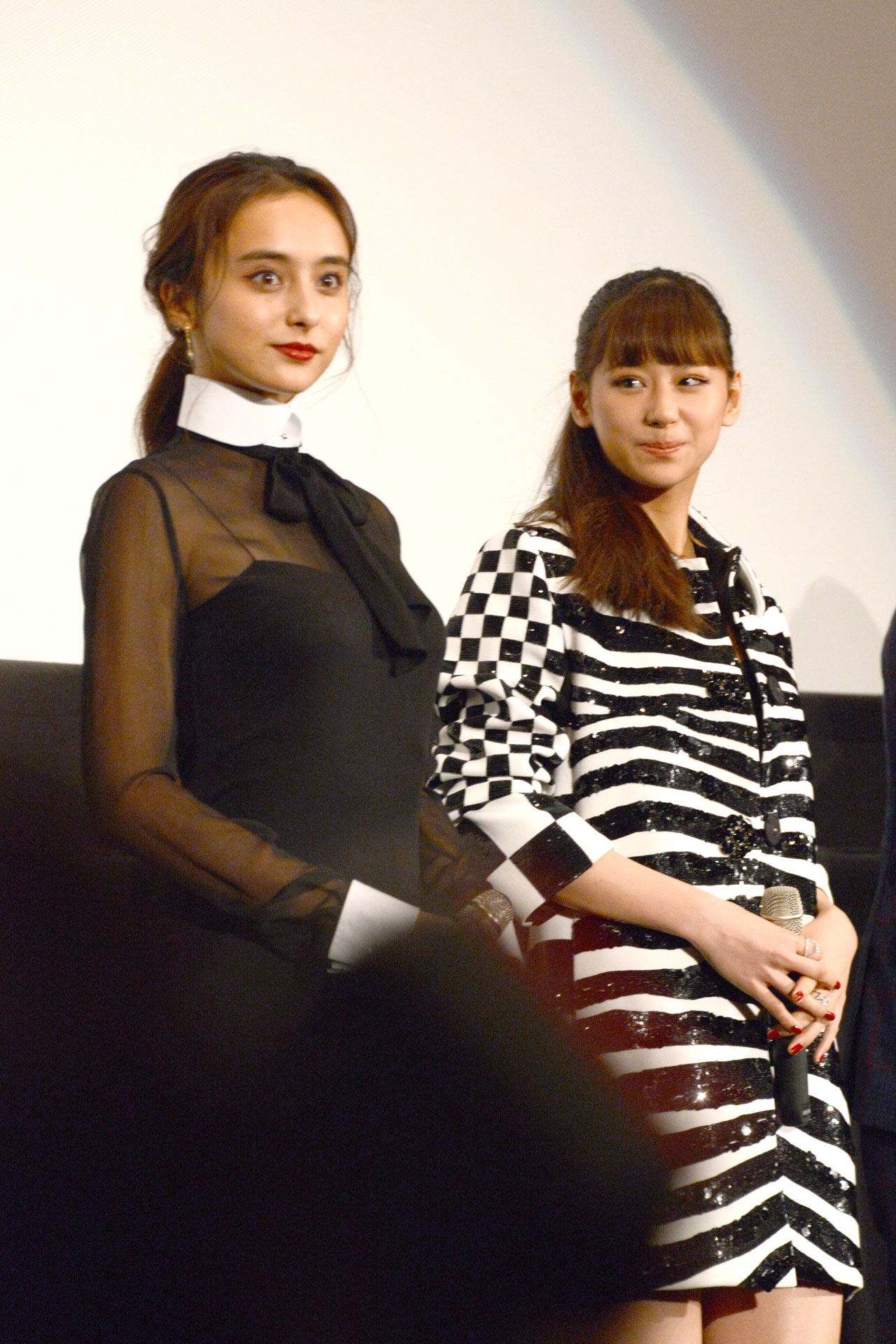 左から石田ニコル、西内まりや。