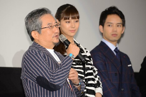 左から永井豪、西内まりや、三浦貴大。