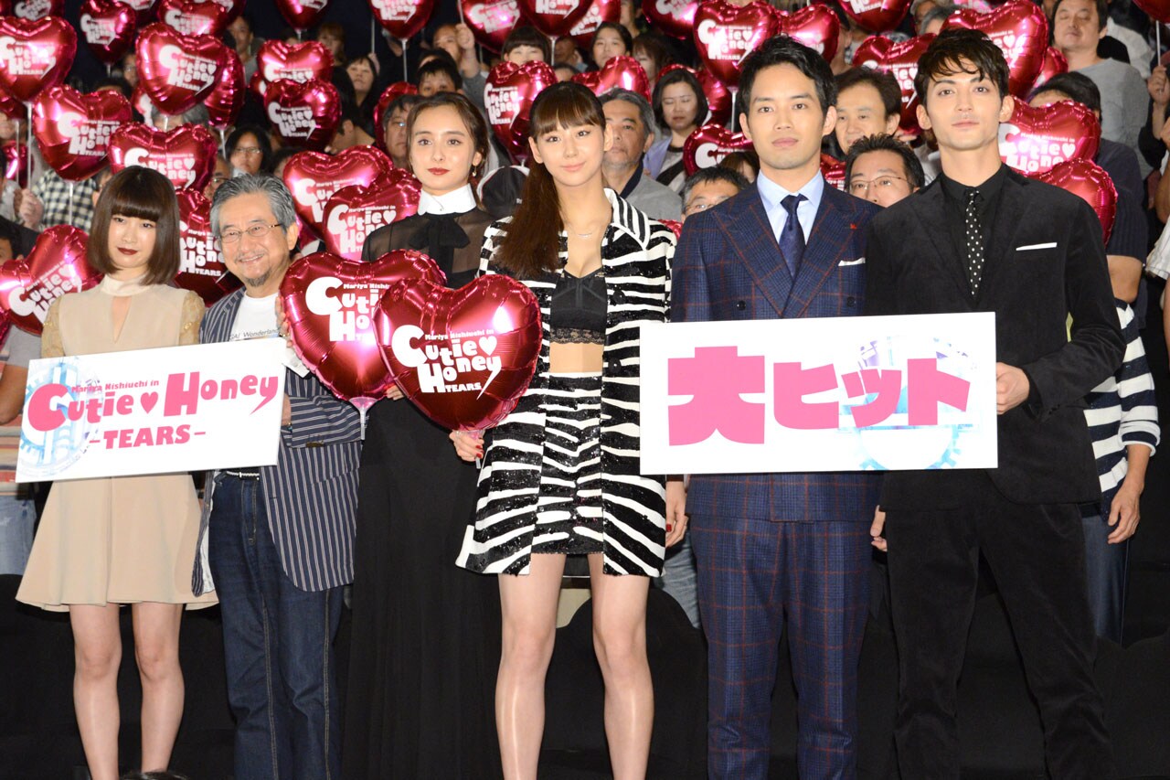 「CUTIE HONEY -TEARS-」初日舞台挨拶にて、左から今井れん、永井豪、石田ニコル、西内まりや、三浦貴大、永瀬匡。