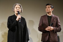 左から樹木希林、本木雅弘。