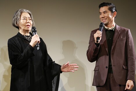 左から樹木希林、本木雅弘。