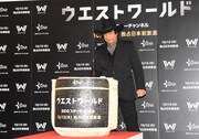 「ウエストワールド」ジャパンプレミア試写会より、酒樽を前にした藤岡弘、。