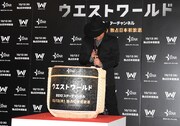 「ウエストワールド」ジャパンプレミア試写会より、酒樽に対峙し拝む藤岡弘、。