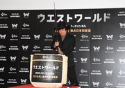 「ウエストワールド」ジャパンプレミア試写会より、酒樽を前に抜刀する藤岡弘、。