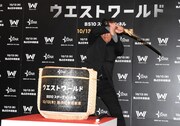 「ウエストワールド」ジャパンプレミア試写会より、刀を左右に振り回す藤岡弘、。
