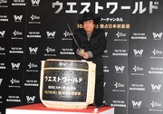 「ウエストワールド」ジャパンプレミア試写会より、酒樽へ狙いを定める藤岡弘、。