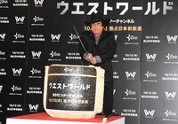 「ウエストワールド」ジャパンプレミア試写会より、酒樽へ狙いを定める藤岡弘、。