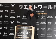 「ウエストワールド」ジャパンプレミア試写会より、刀を振り上げる藤岡弘、。
